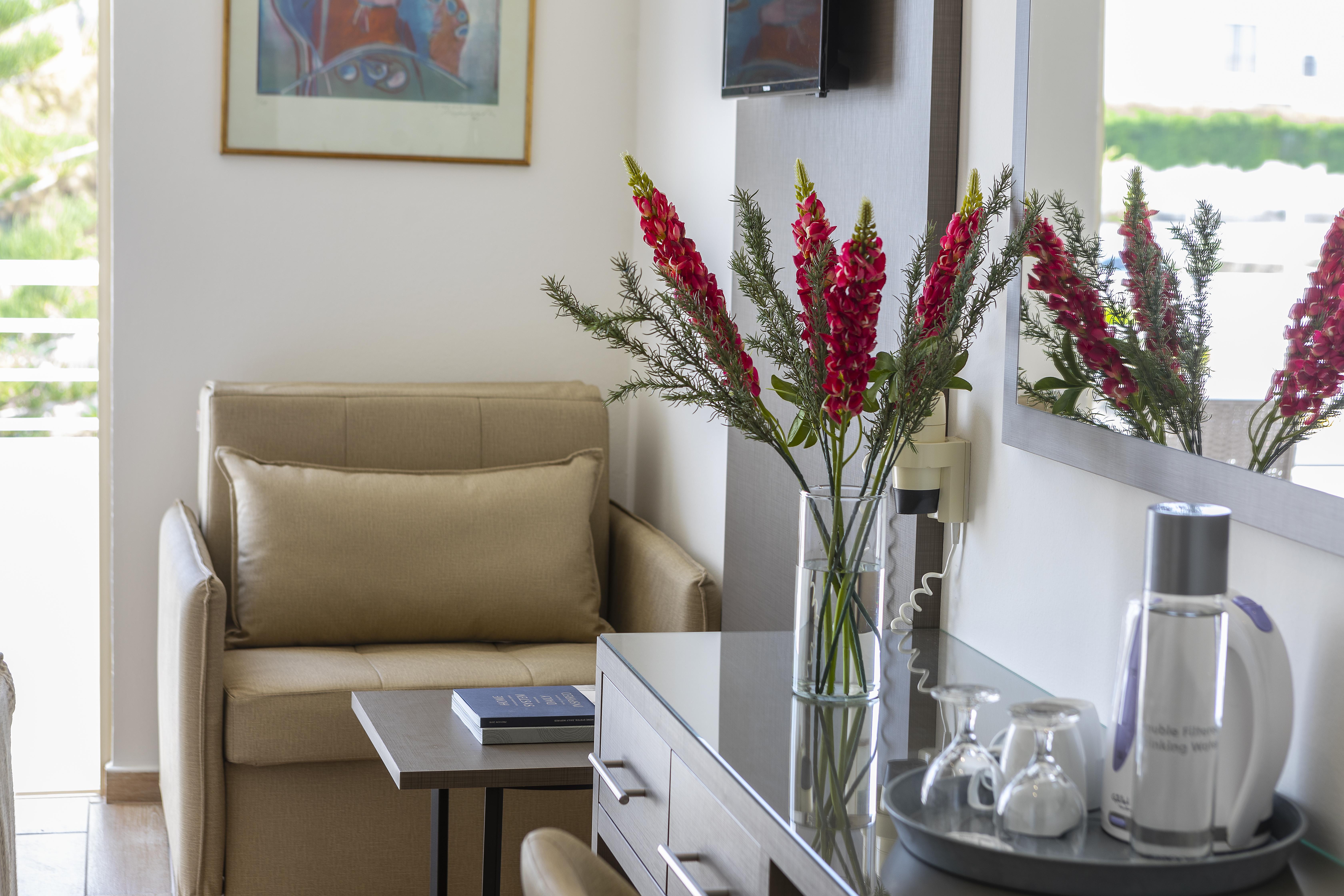 Отель Queens Bay 4*