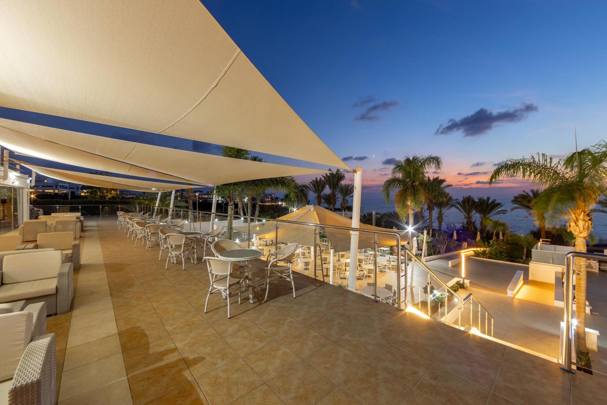 Отель Queens Bay 4*
