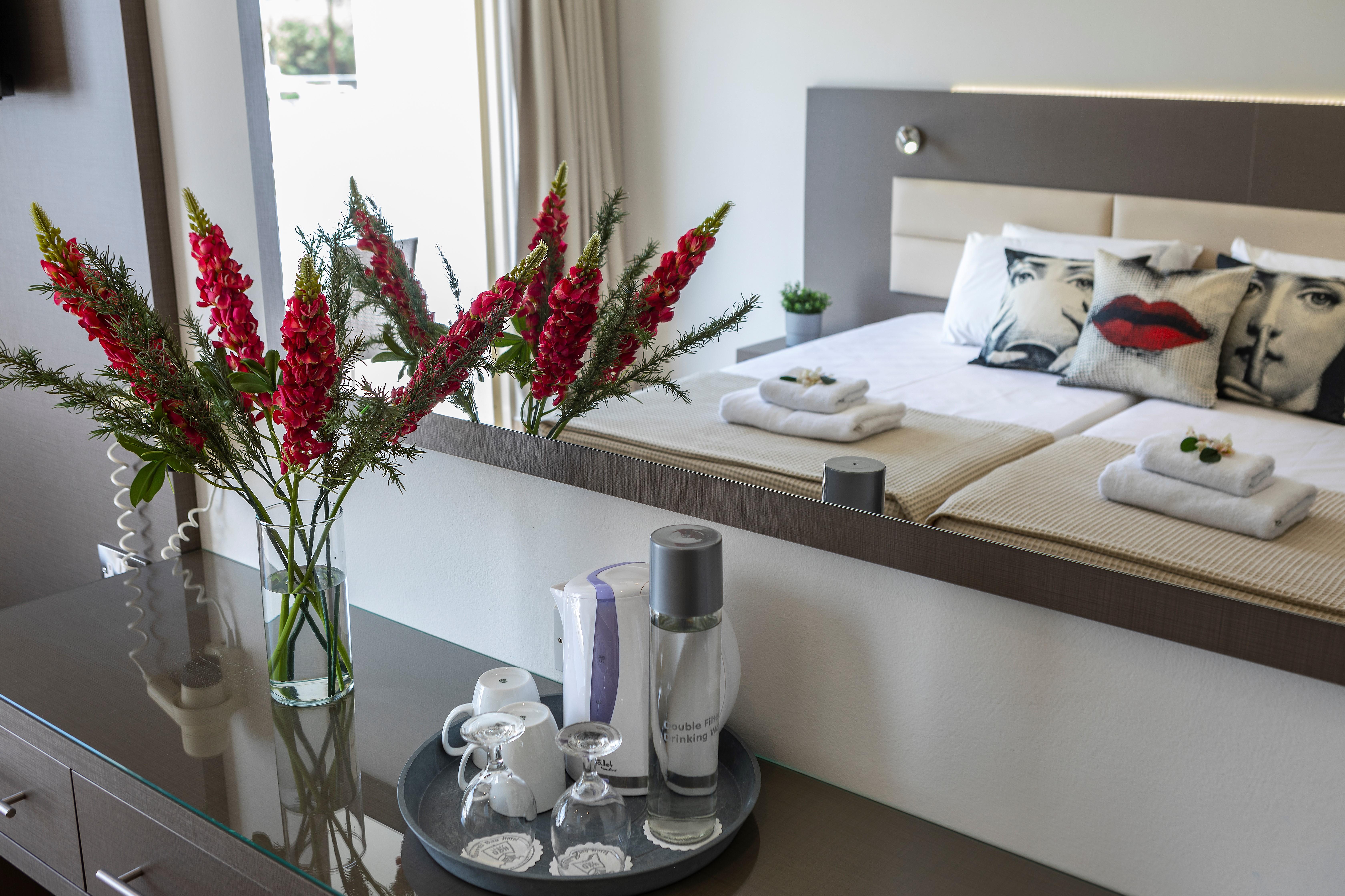 Hotel Queens Bay 4*