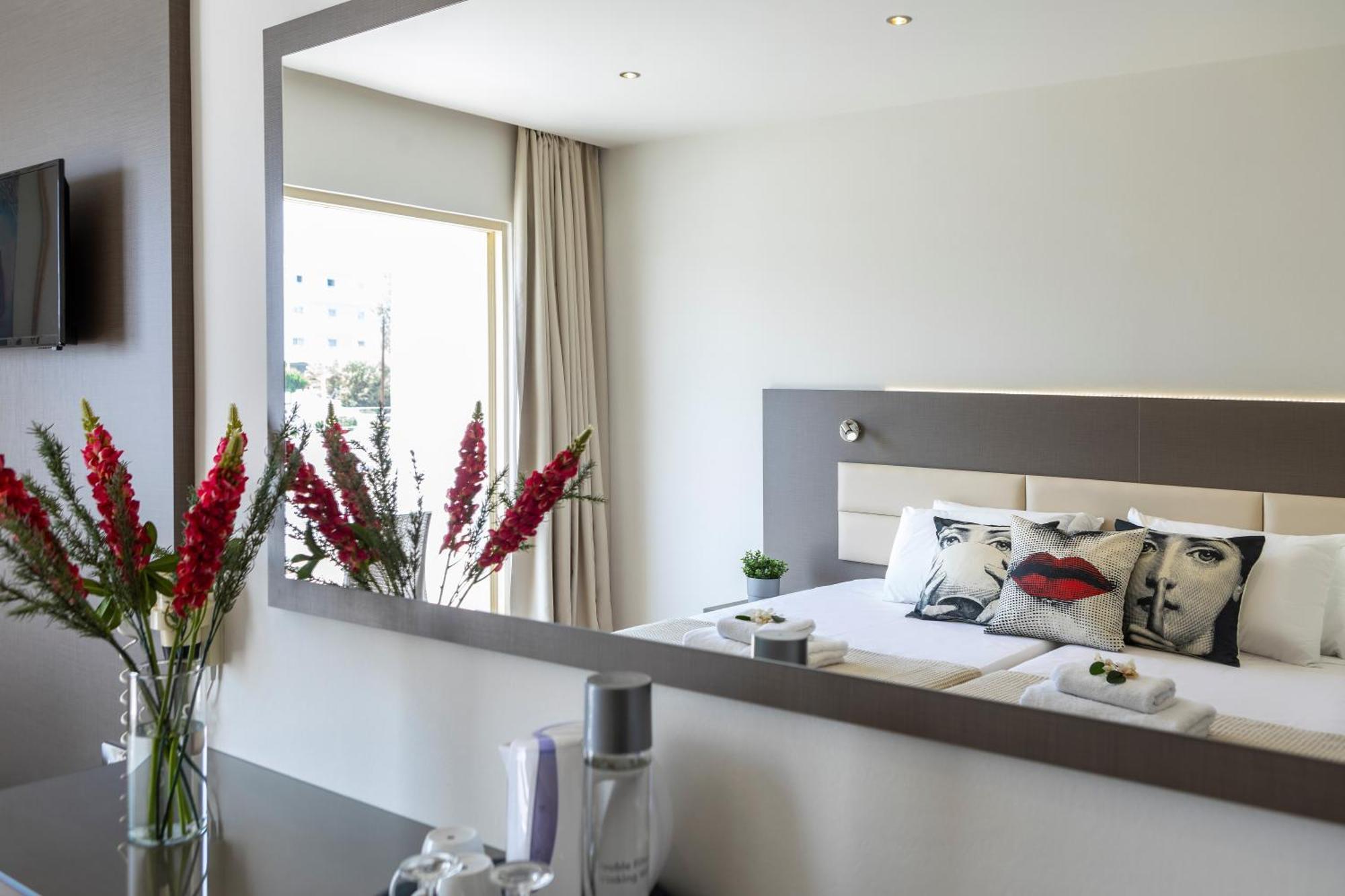 Hotel Queens Bay 4*